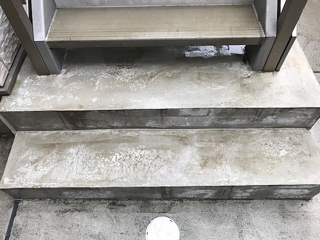 階段下 清掃後階段下