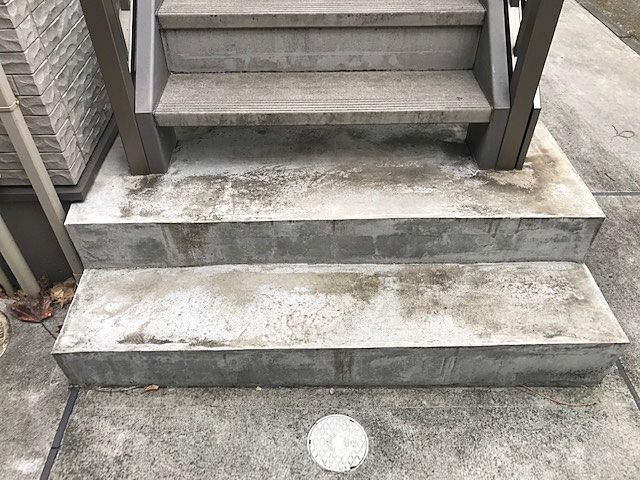 階段下 清掃前階段下