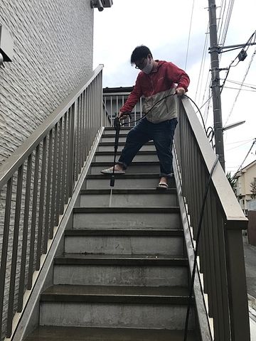 ケルヒャーで清掃中 ケルヒャーで作業中