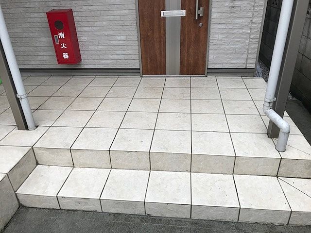 1階玄関前 清掃後1階玄関前