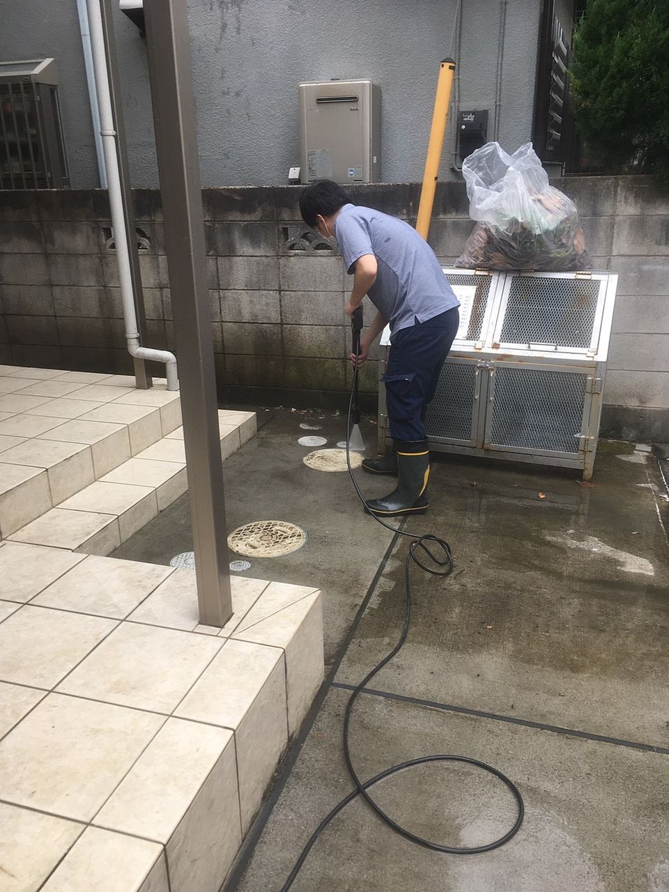ケルヒャーで清掃中 ケルヒャーで作業中